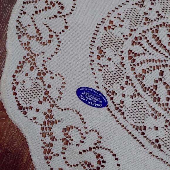 Vintage Quaker Lace Oval Placemats/Doilies - Picture 5 of 7